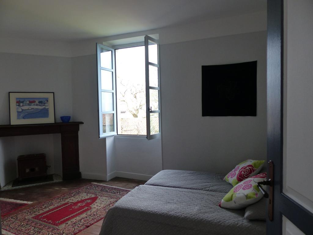 Montaut  Maison Arriu B&B 객실 사진